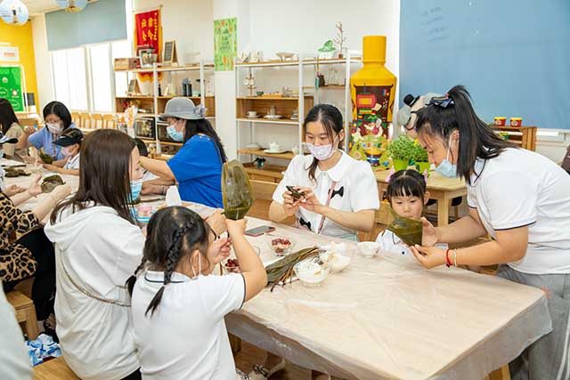 （與爸爸媽媽一起做手工、包粽子）